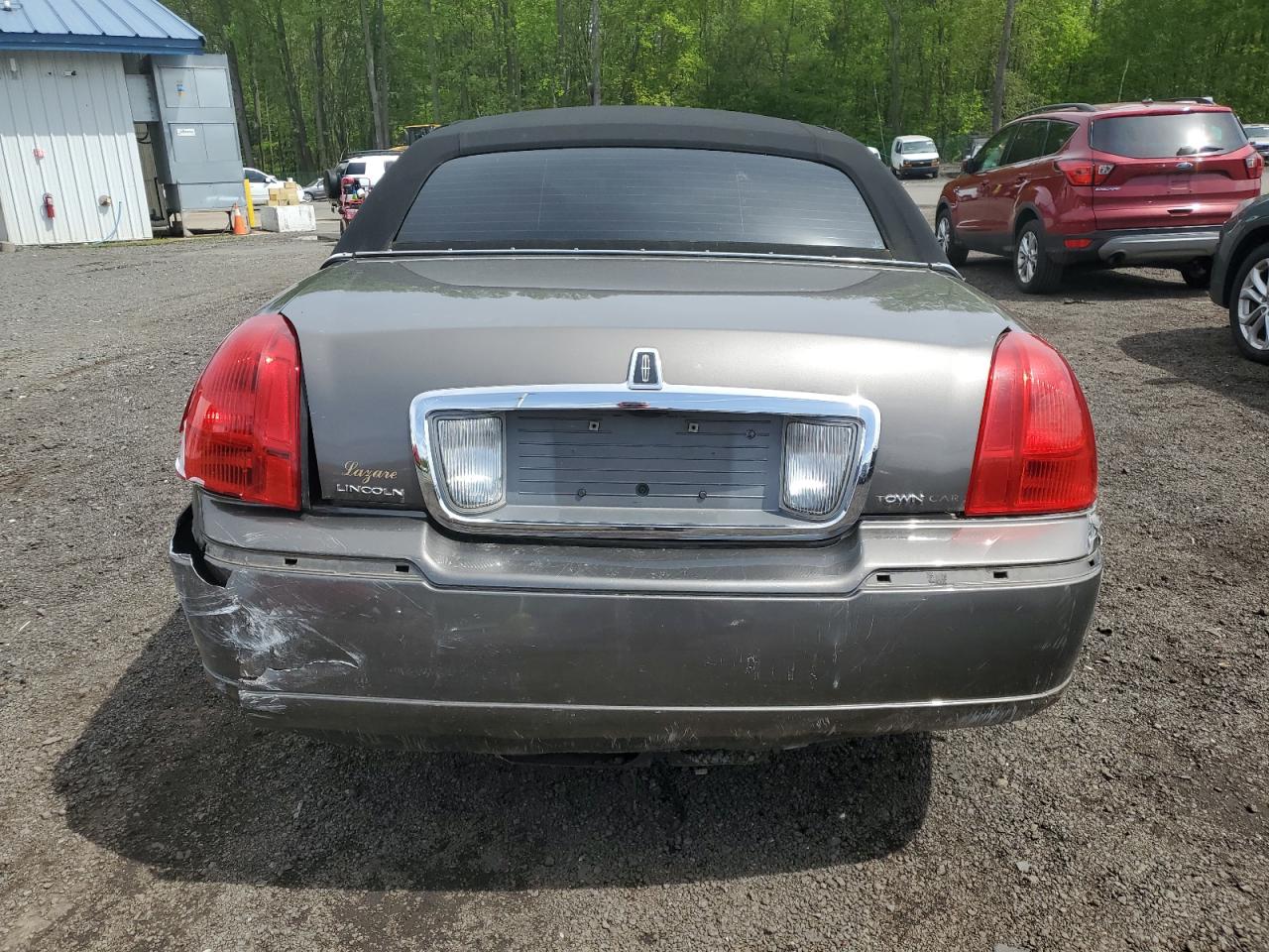 2003 Lincoln Town Car Executive VIN: 1LNHM81W23Y622898 Lot: 68351394