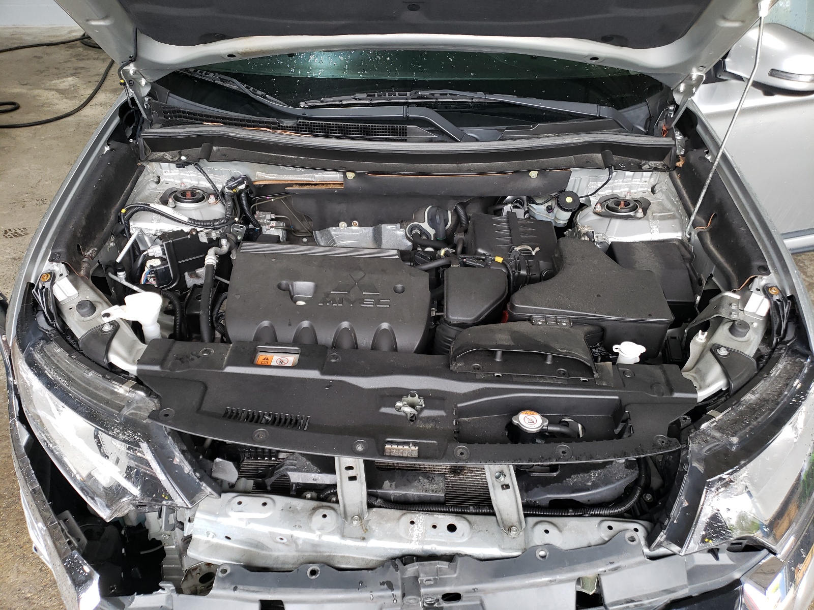 JA4AZ3A38JZ020945 2018 Mitsubishi Outlander Se