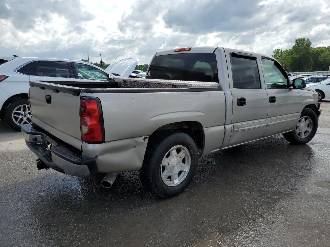 2005 Chevrolet Silverado - Image 3