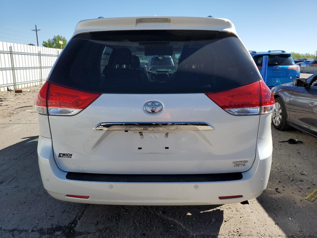 5TDDK3DC3BS008885 2011 Toyota Sienna Xle