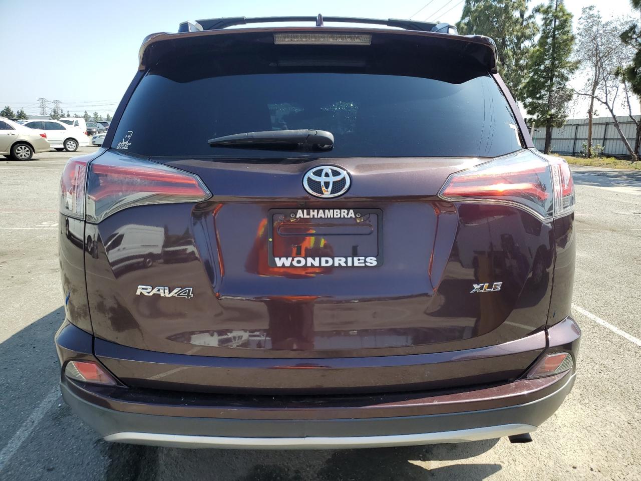 2T3WFREV9HW313945 2017 Toyota Rav4 Xle