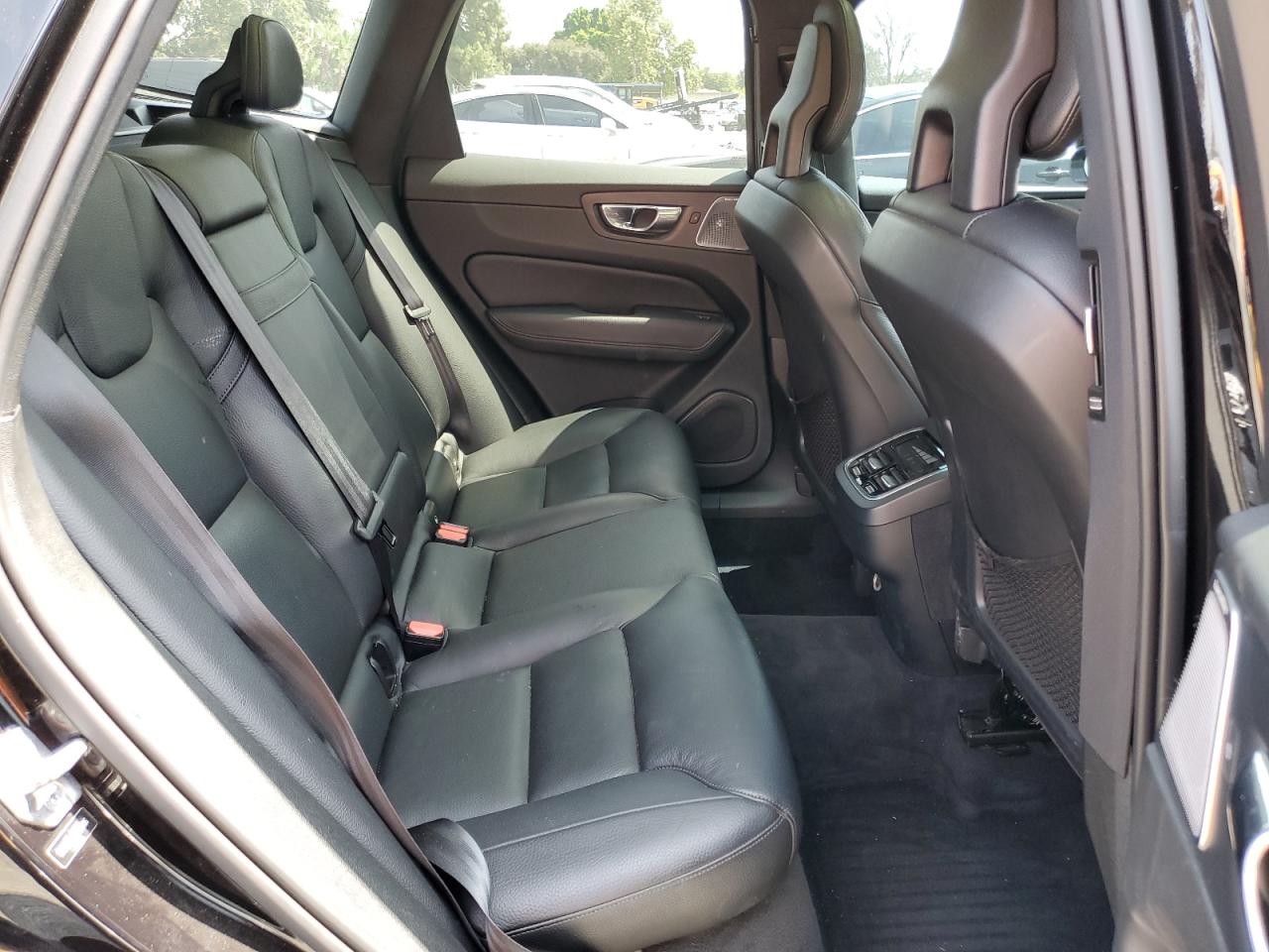 2018 Volvo XC60 - Image 12