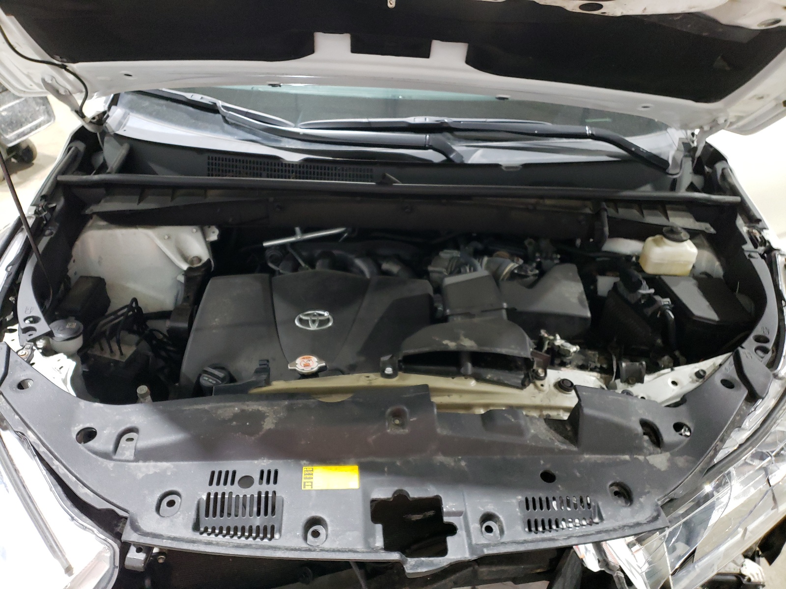 5TDJZRFH3JS524902 2018 Toyota Highlander Se