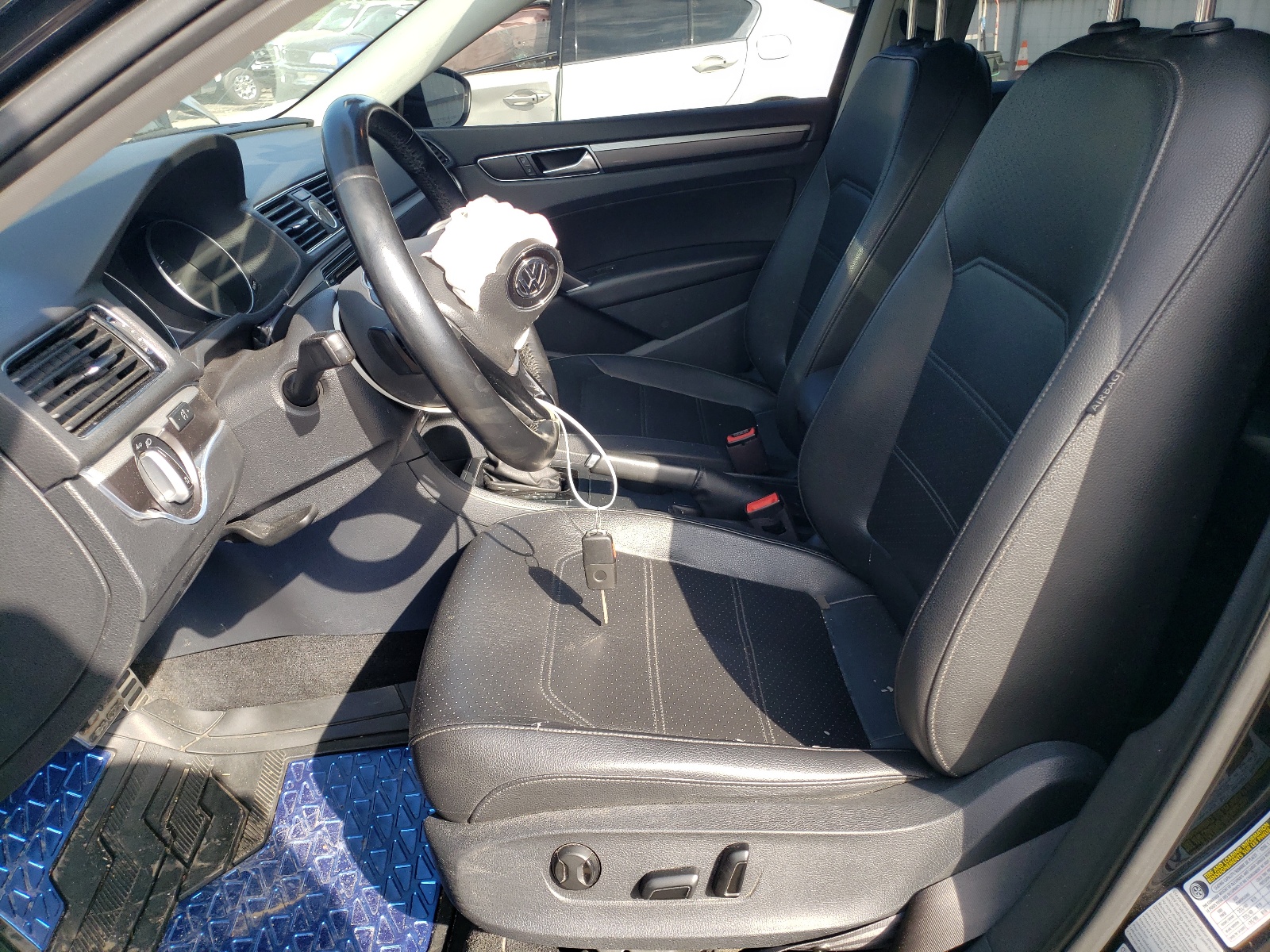 1VWDT7A32HC047869 2017 Volkswagen Passat R-Line