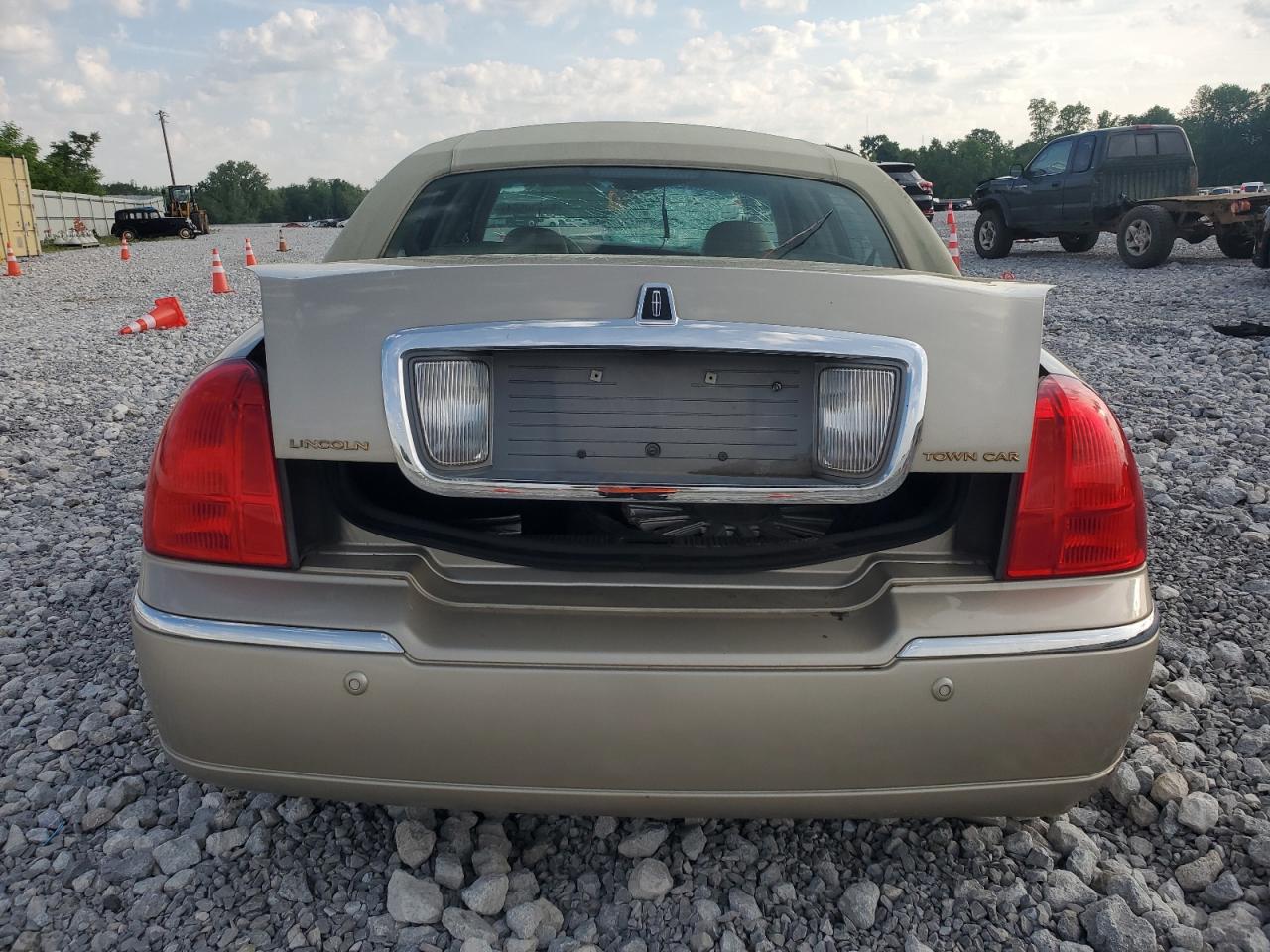 2004 Lincoln Town Car Executive VIN: 1LNHM81W04Y621055 Lot: 53030564