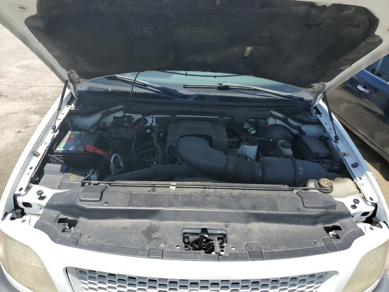 2000 Ford Expedition Xlt VIN: 1FMRU15LXYLB00522 Lot: 54411354