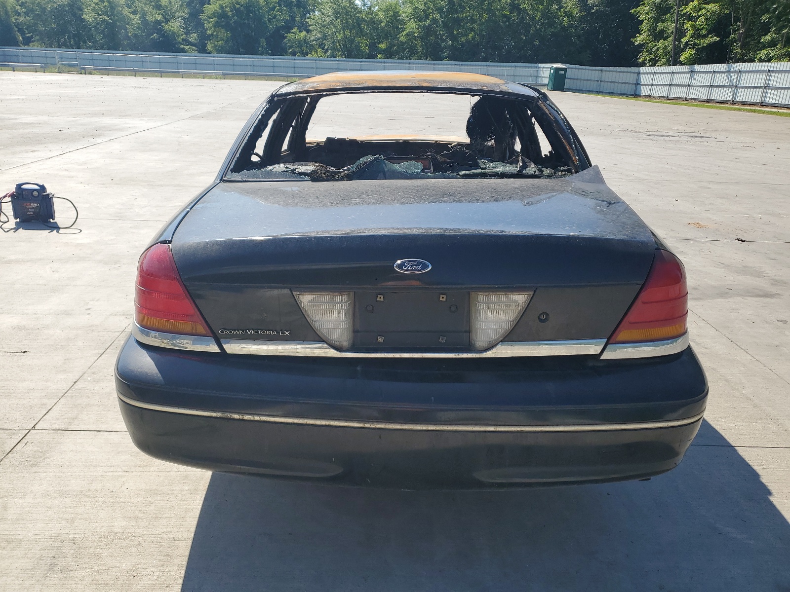 2FAFP74W0WX117445 1998 Ford Crown Victoria Lx