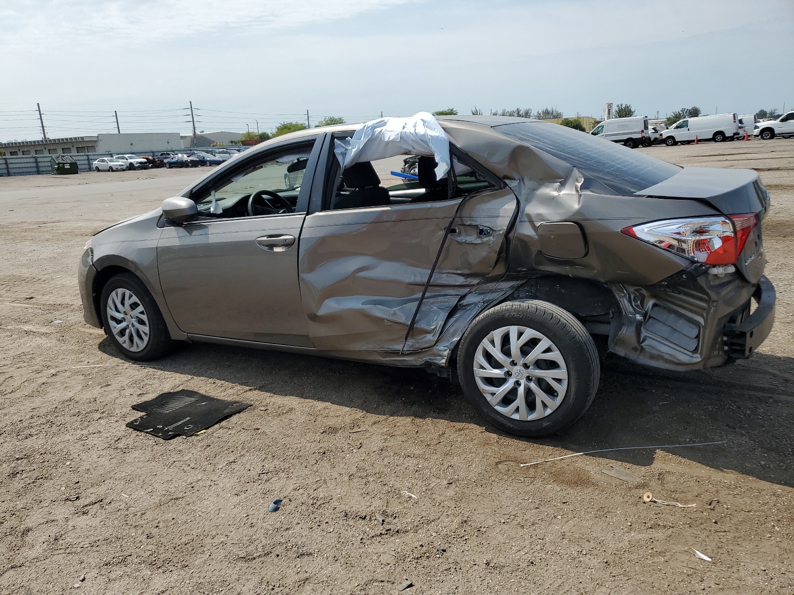 2018 Toyota Corolla L vin: 5YFBURHEXJP778315