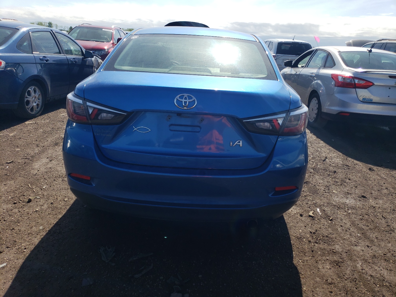 3MYDLBYV2JY302922 2018 Toyota Yaris Ia