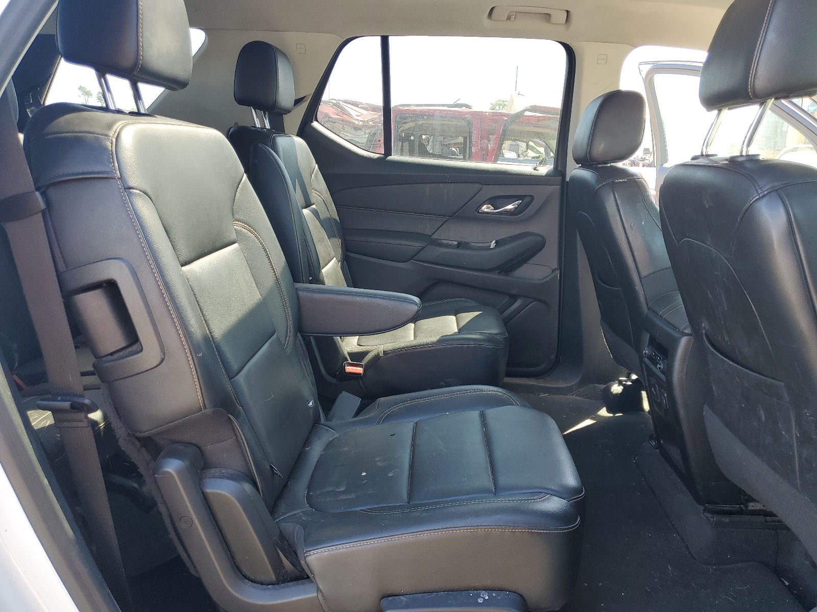 1GNEVHKW2KJ156469 2019 Chevrolet Traverse Lt