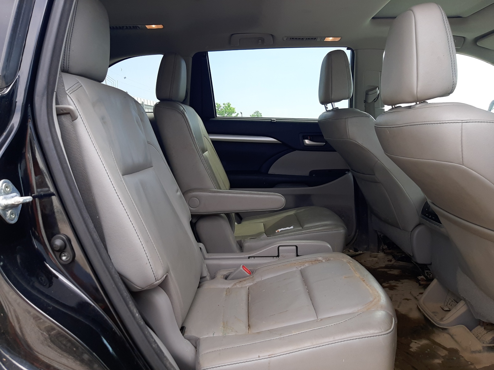 5TDJZRFH6HS383575 2017 Toyota Highlander Se