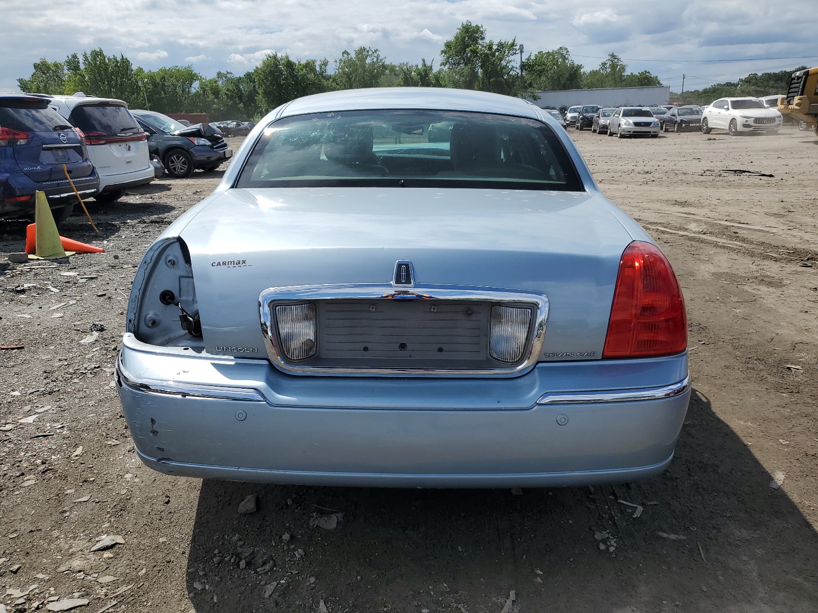 2LNBL8CV5BX760768 2011 Lincoln Town Car Signature Limited