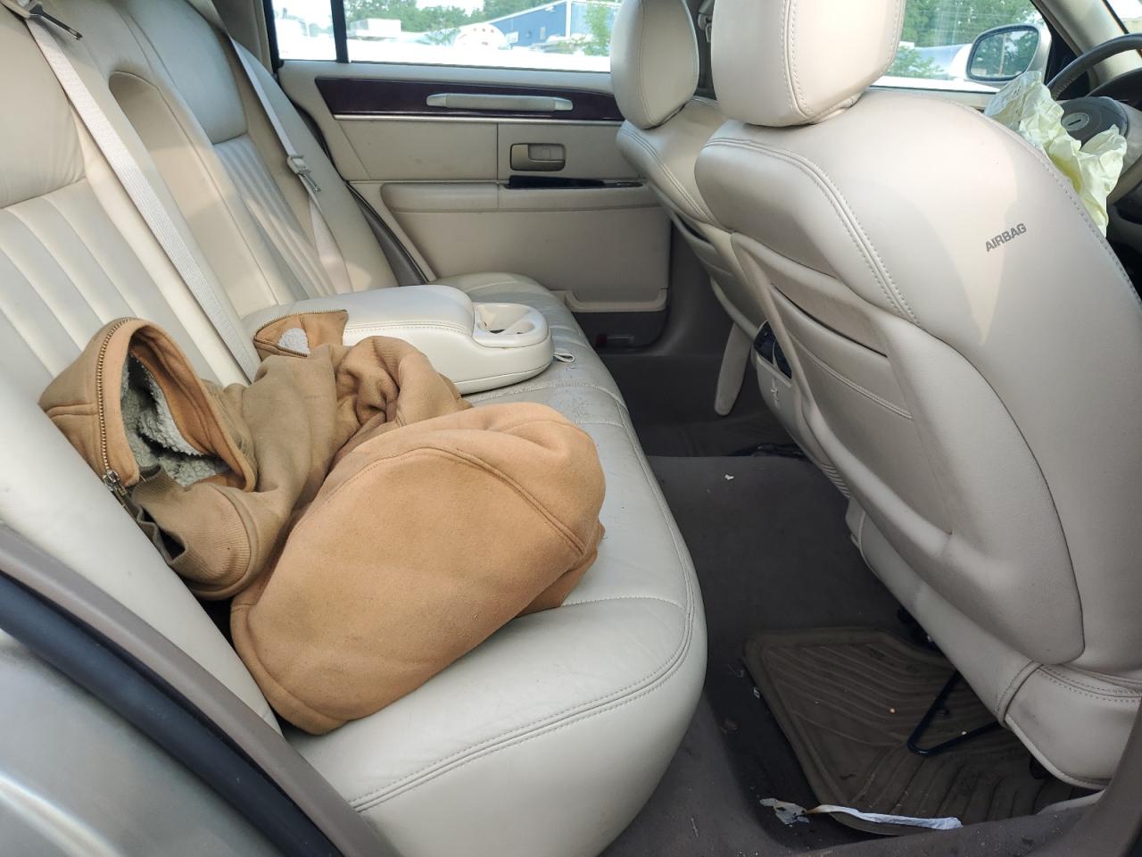 2004 Lincoln Town Car Executive VIN: 1LNHM81W04Y621055 Lot: 53030564