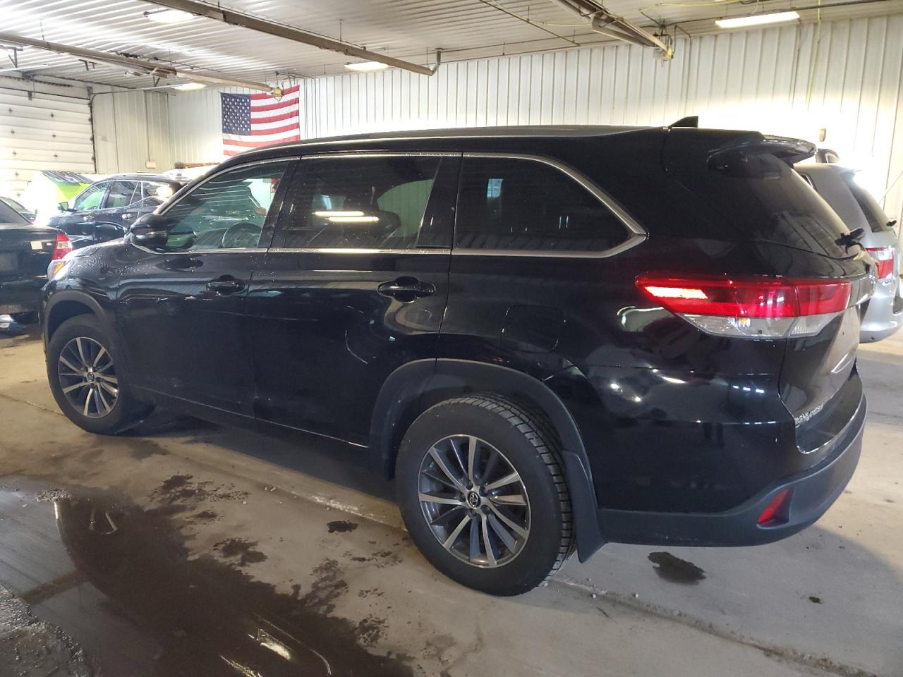 5TDJZRFH1JS524008 2018 TOYOTA HIGHLANDER - Image 2