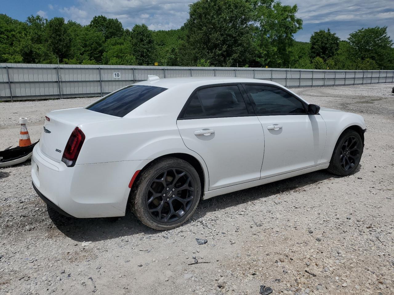 2019 Chrysler 300 Touring white null flexible 2C3CCAAG2KH610104 photo #4