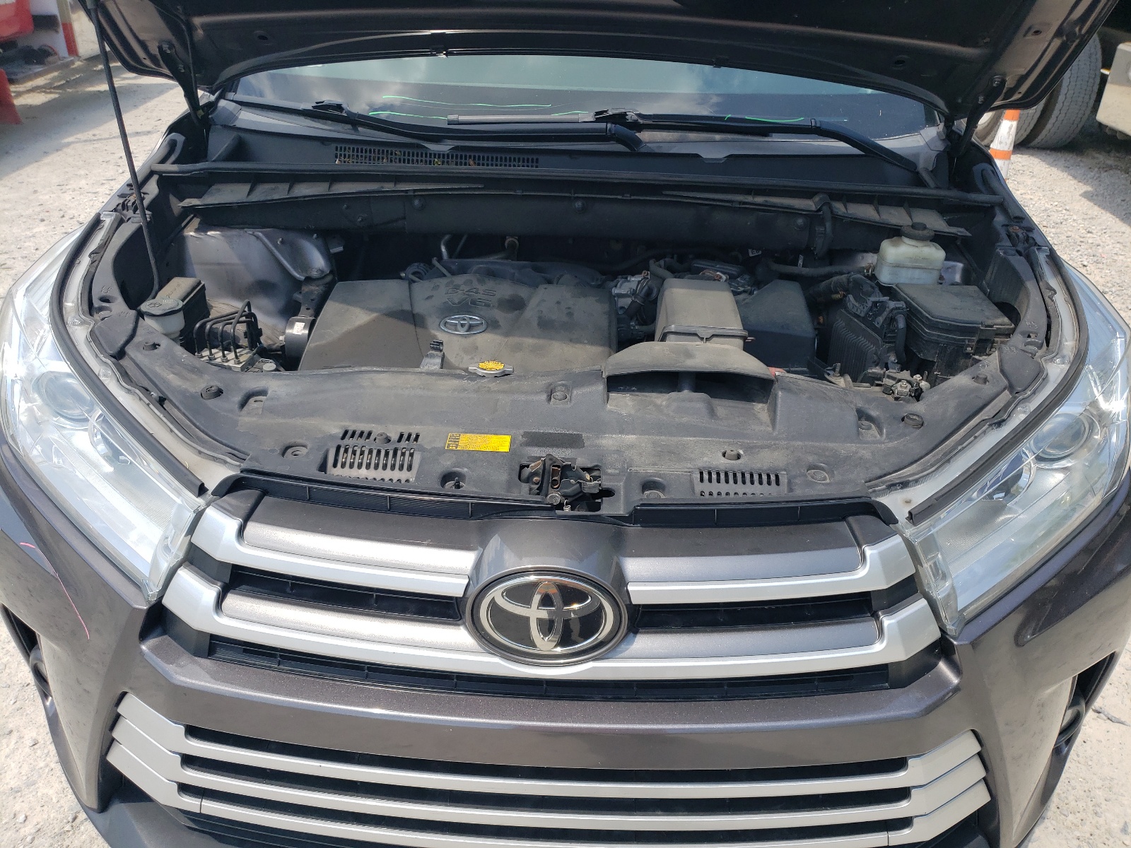 5TDBZRFH4HS457922 2017 Toyota Highlander Le