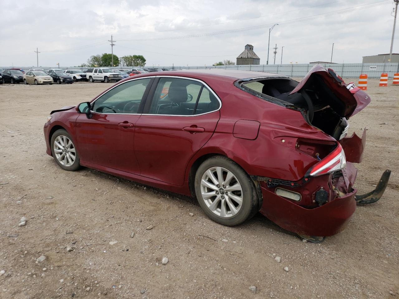 4T1B11HK2JU555832 2018 TOYOTA CAMRY - Image 2