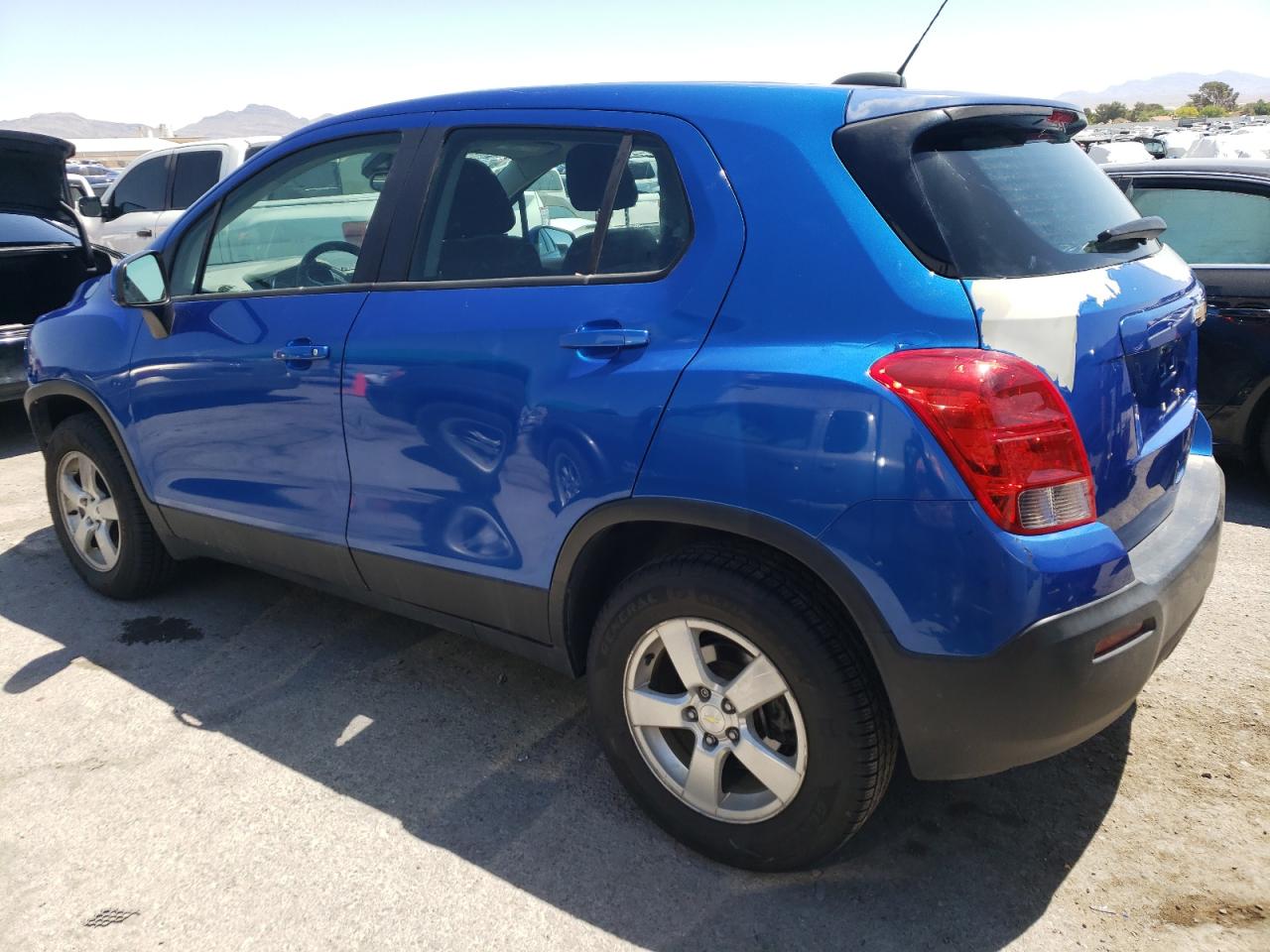 KL7CJPSB7FB257765 2015 CHEVROLET TRAX - Image 2