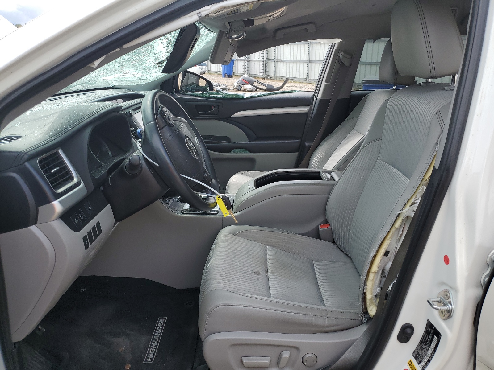 5TDZZRFH5KS295000 2019 Toyota Highlander Le