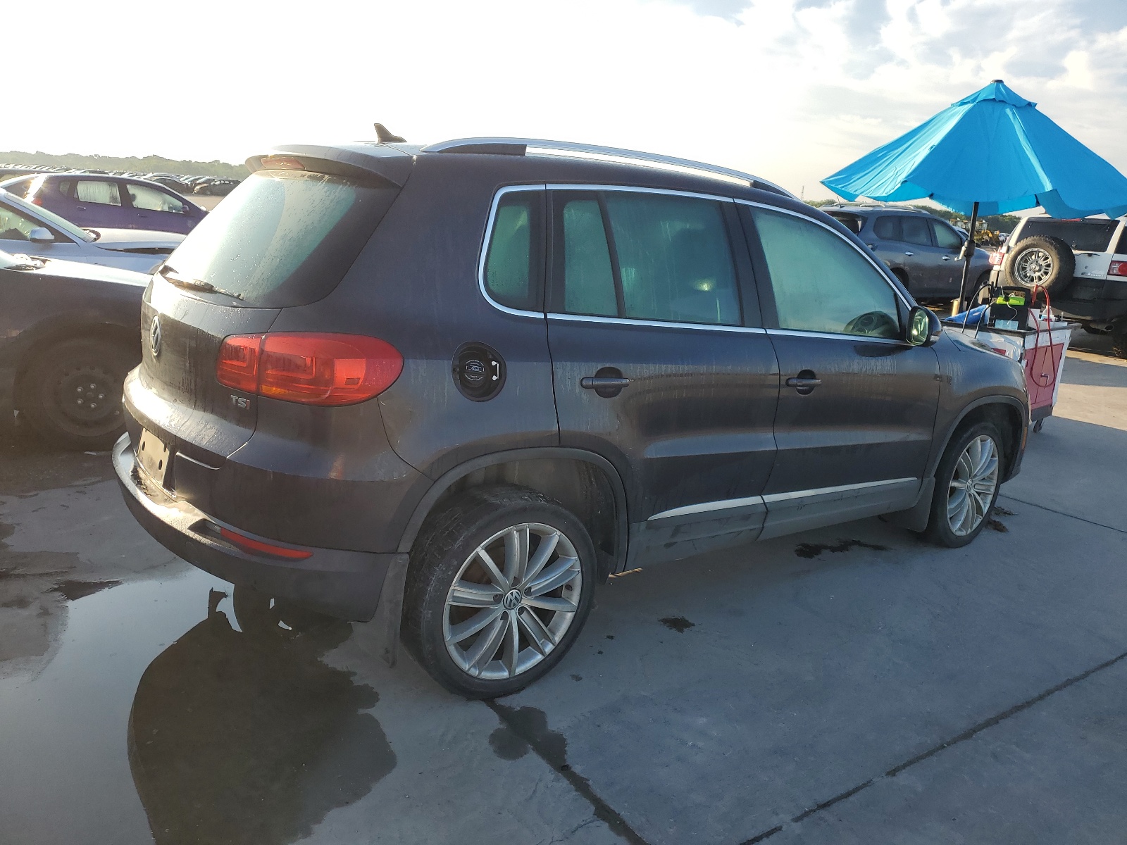 2016 Volkswagen Tiguan S vin: WVGAV7AX7GW562233