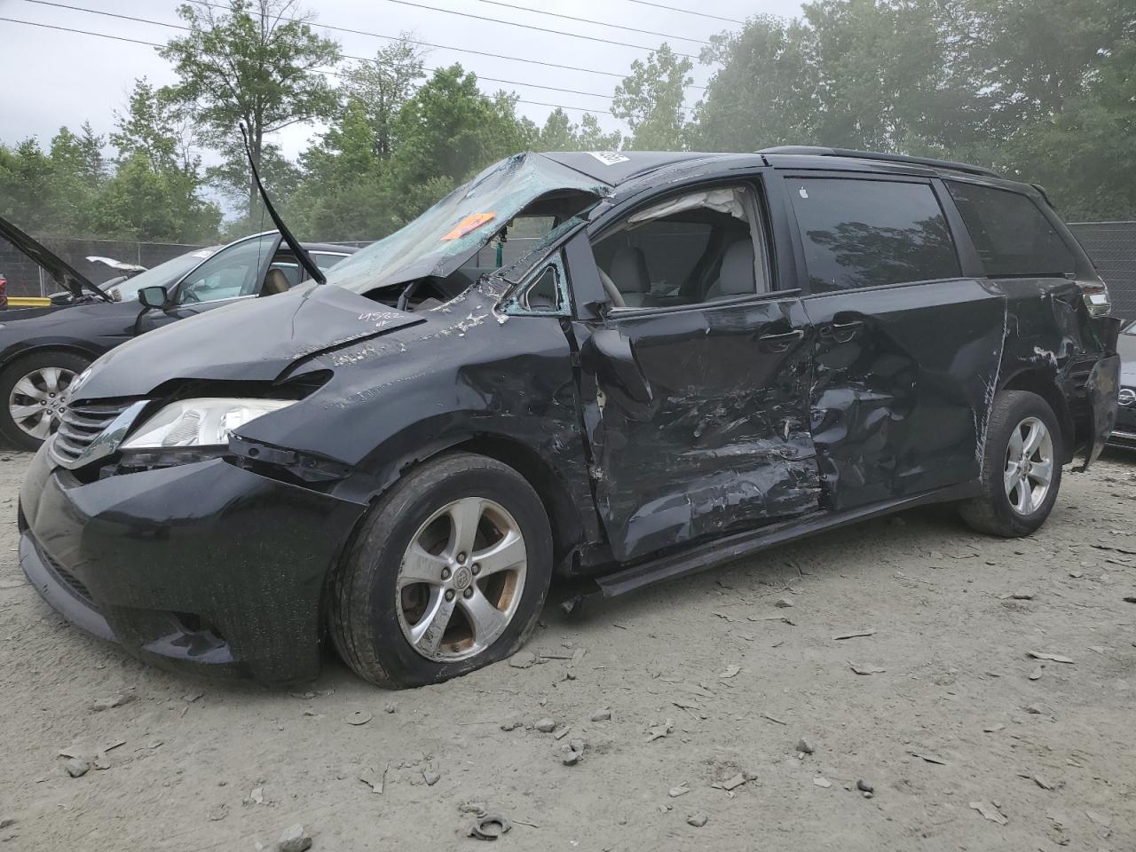 2012 Toyota Sienna Le იყიდება Waldorf-ში, MD - All Over