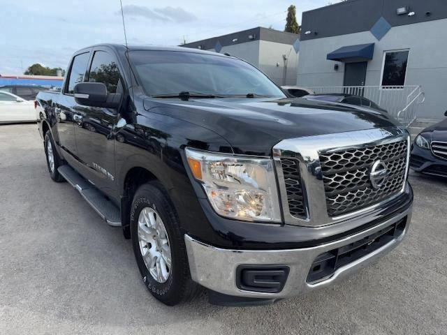 NISSAN TITAN 2018 Black