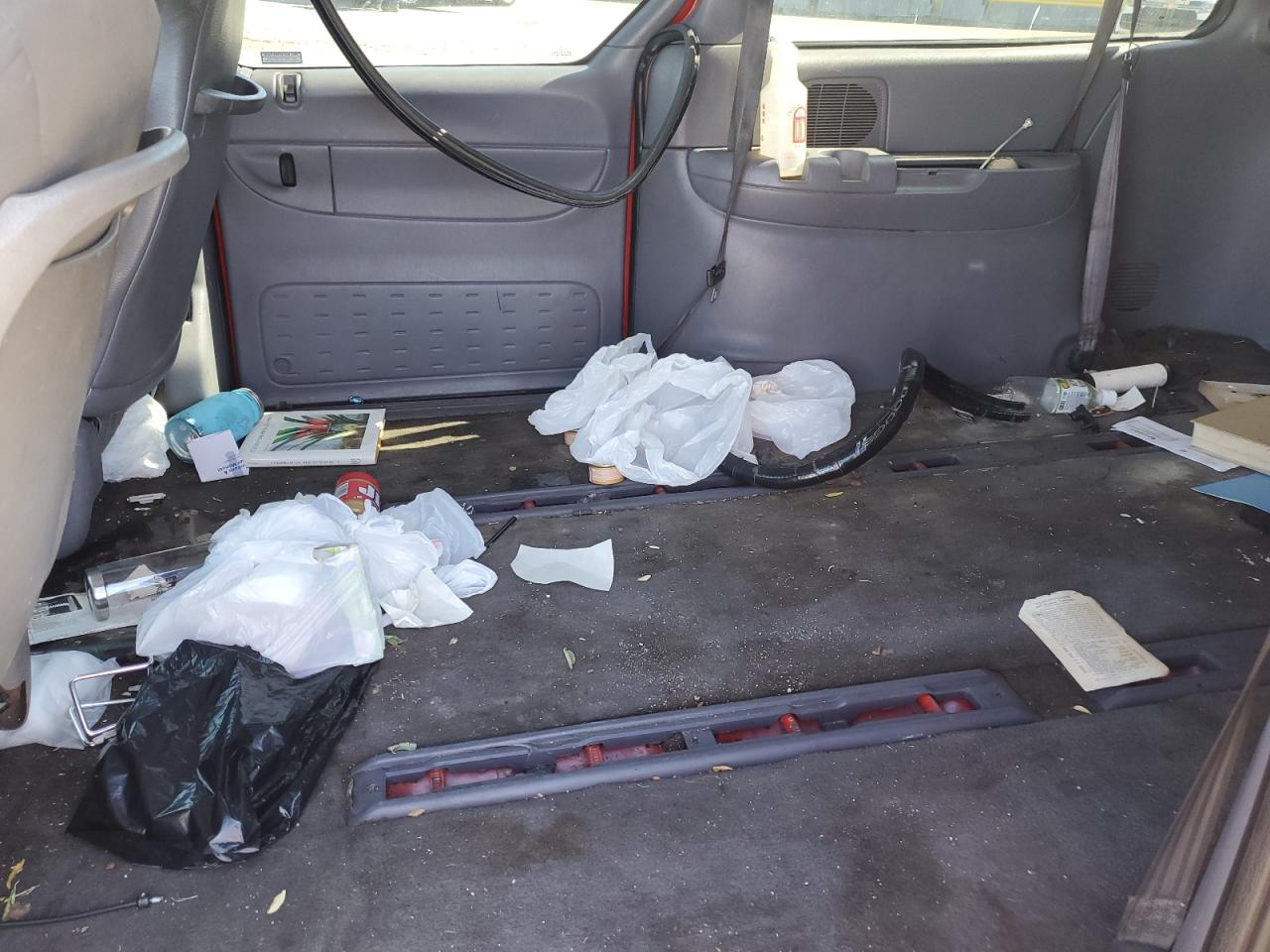 1998 Dodge Grand Caravan VIN: 2B4GP24R8WR562710 Lot: 58224485