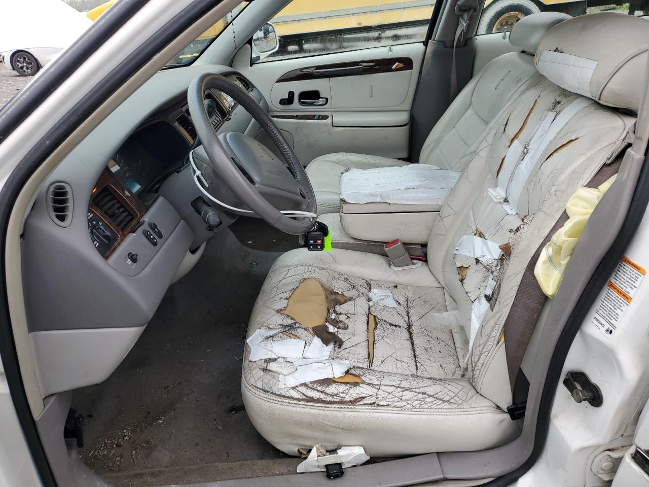 2001 Lincoln Town Car Executive VIN: 1LNHM81W61Y710818 Lot: 56505745
