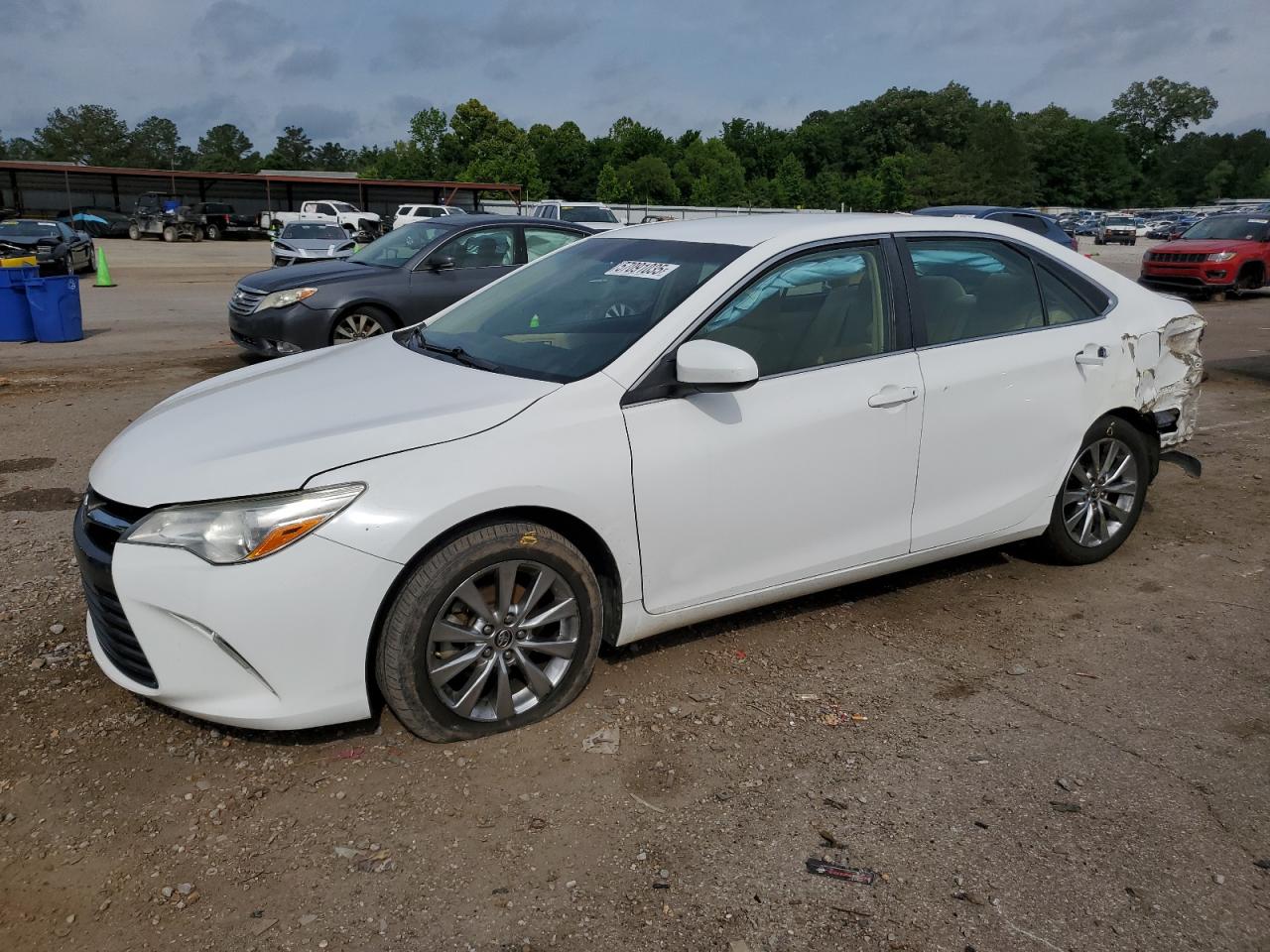 2015 Toyota Camry Le للبيع في Florence، MS - Rear End