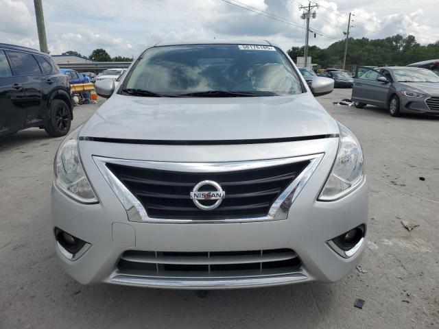  NISSAN VERSA 2017 Srebrny