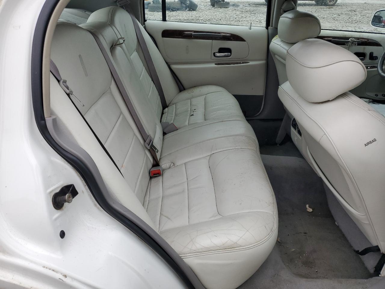 2001 Lincoln Town Car Executive VIN: 1LNHM81W61Y710818 Lot: 56505745