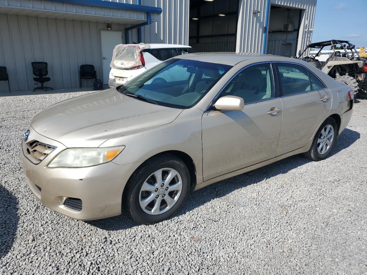 2011 Toyota Camry Base იყიდება Earlington-ში, KY - Hail