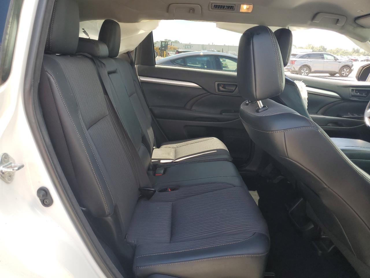2018 Toyota Highlander Le VIN: 5TDBZRFH4JS890548 Lot: 56752715