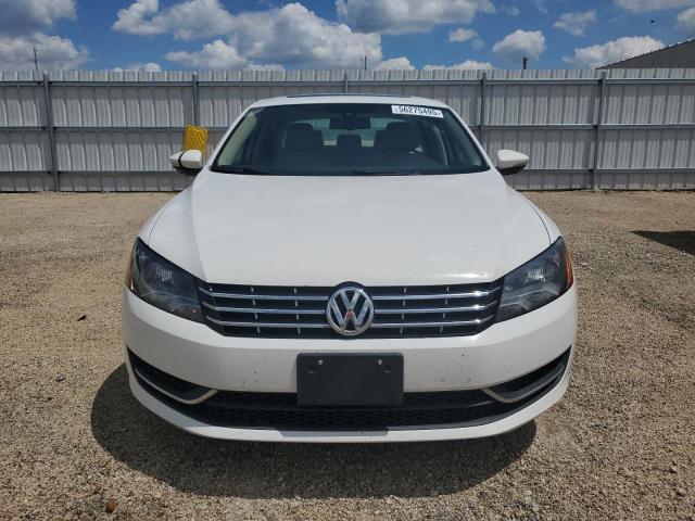 Sedans VOLKSWAGEN PASSAT 2012 White