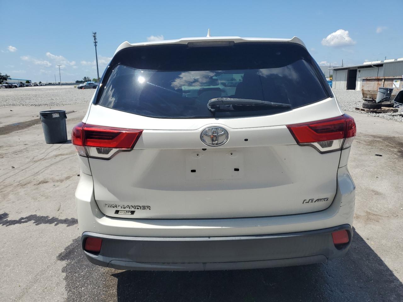 2018 Toyota Highlander Le VIN: 5TDBZRFH4JS890548 Lot: 56752715