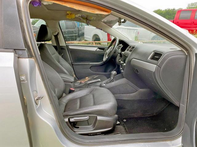 Sedans VOLKSWAGEN JETTA 2012 Srebrny