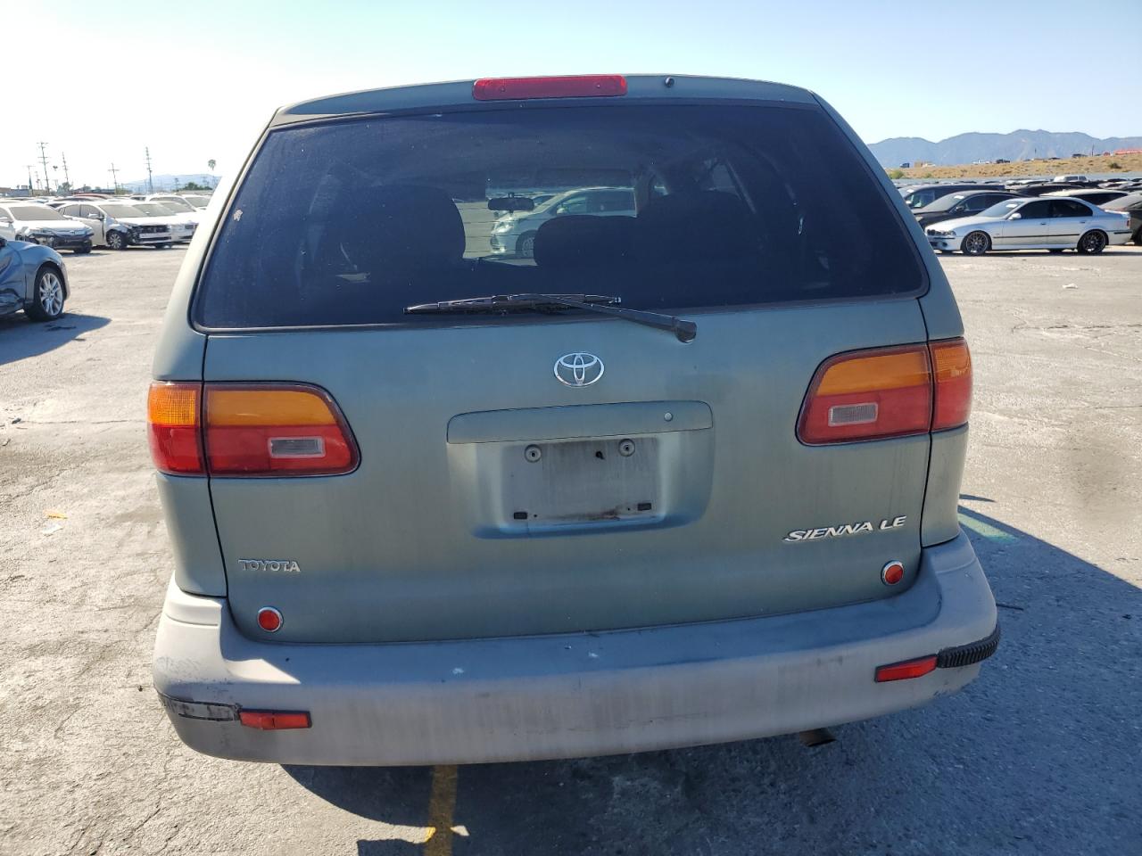 1998 Toyota Sienna Le VIN: 4T3ZF13CXWU030516 Lot: 56433035