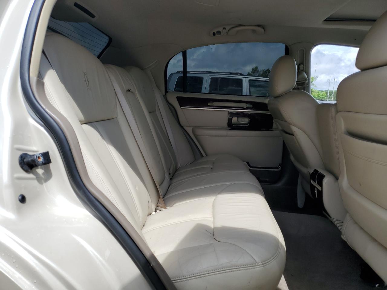2003 Lincoln Town Car Cartier VIN: 1LNHM83W33Y608733 Lot: 56545955