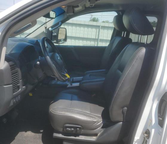 Pickups NISSAN TITAN 2013 Biały