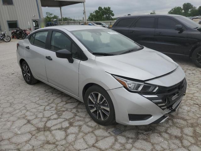  NISSAN VERSA 2024 Сріблястий