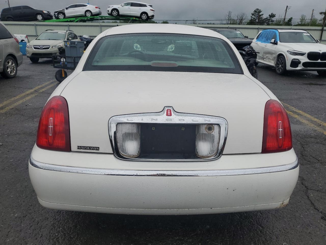 2000 Lincoln Town Car Signature VIN: 1LNHM82W5YY938933 Lot: 57205635