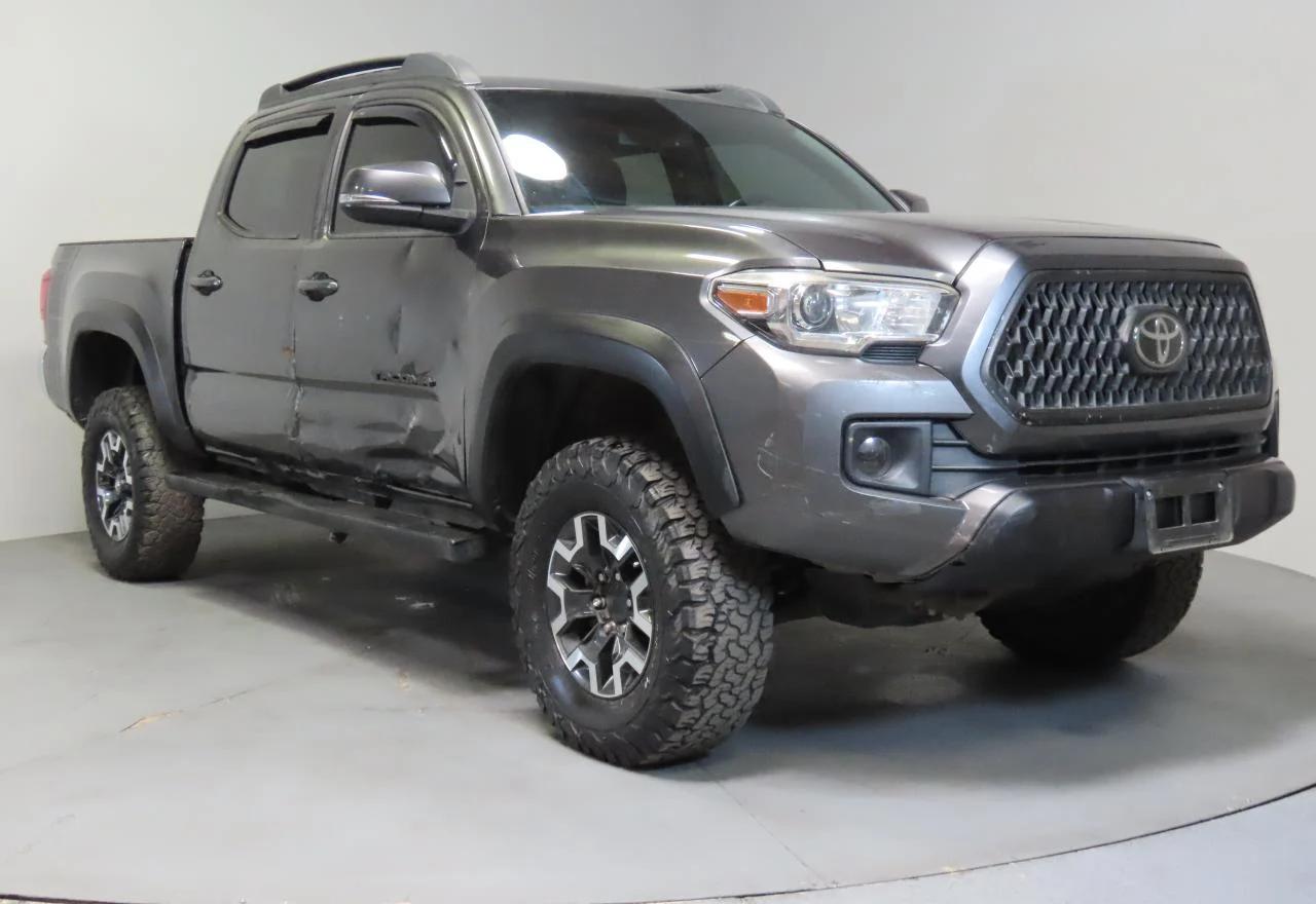2018 Toyota Tacoma Double Cab продається в Van Nuys, CA - All Over