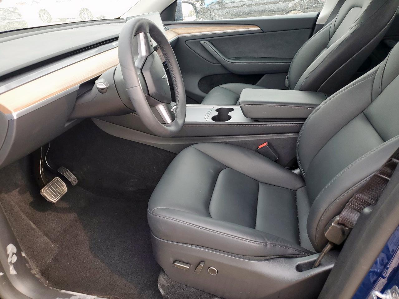 2024 Tesla Model Y VIN: 7SAYGDEDXRA327568 Lot: 56755505