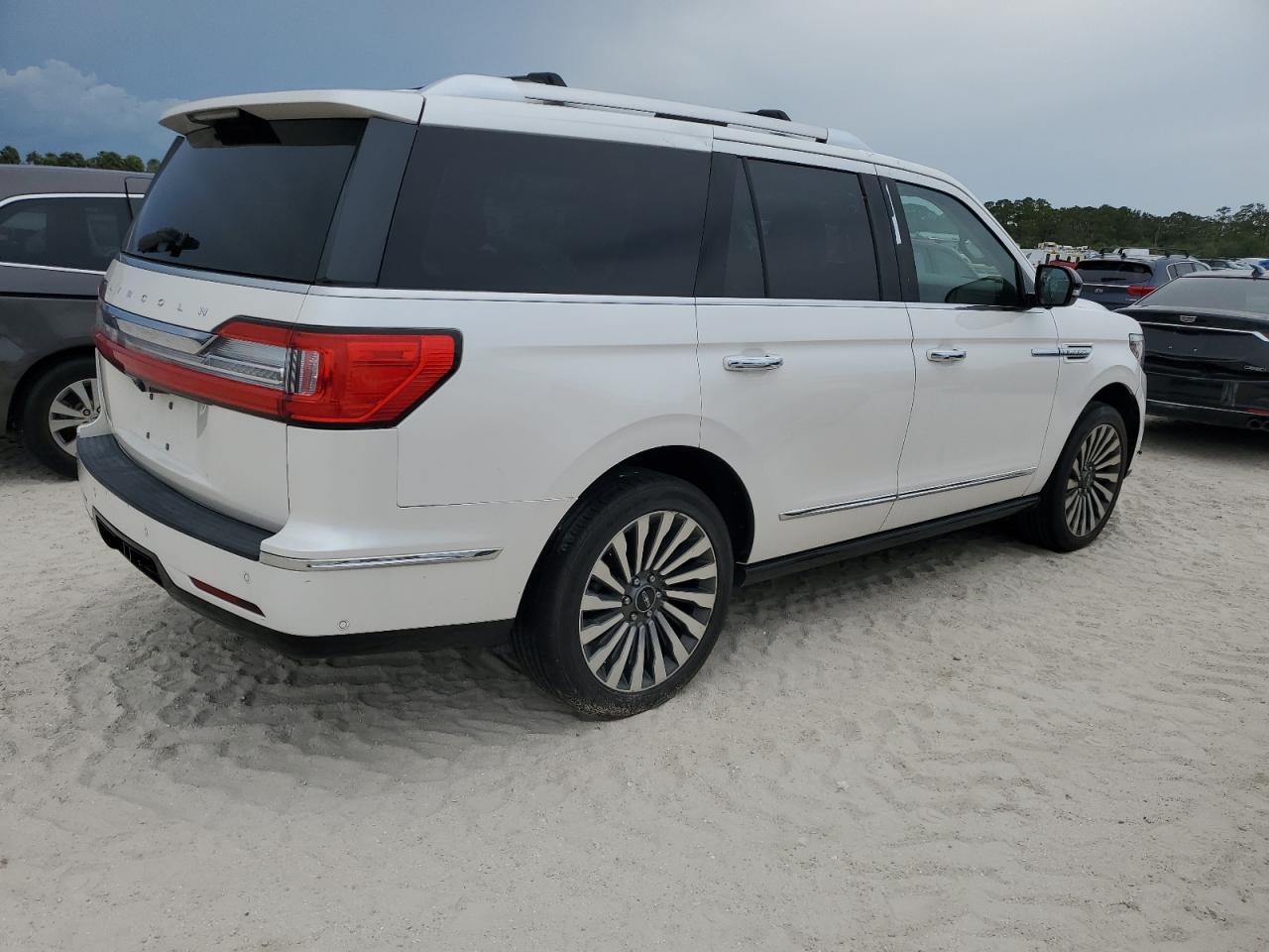 2018 Lincoln Navigator - Image 3