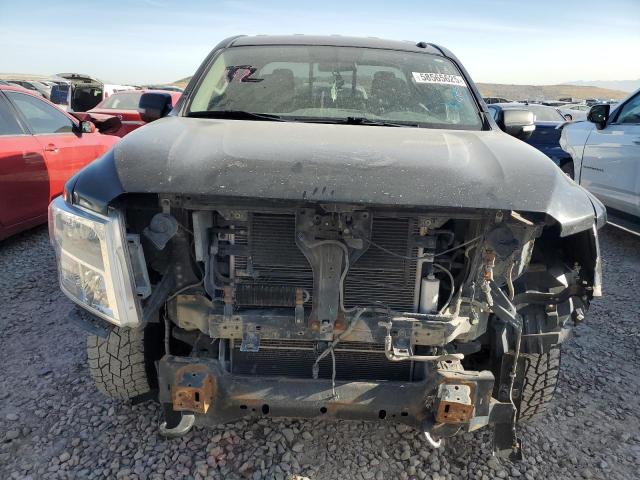  NISSAN TITAN 2017 Czarny