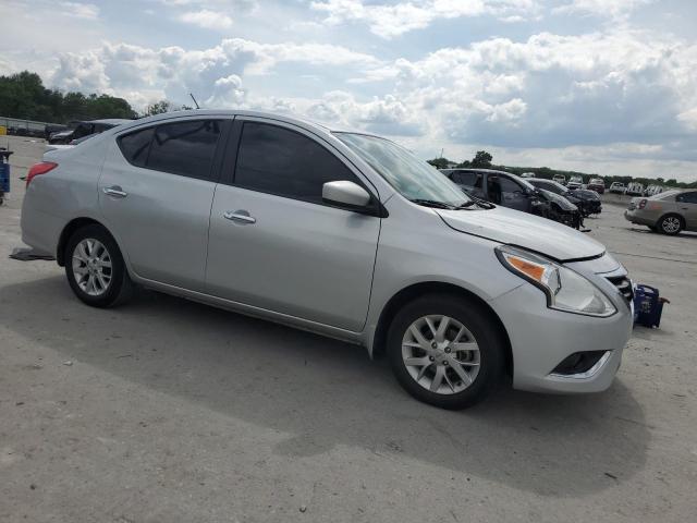  NISSAN VERSA 2017 Srebrny