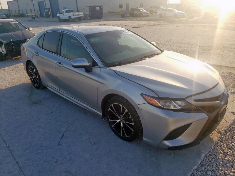  TOYOTA CAMRY 2018 Srebrny