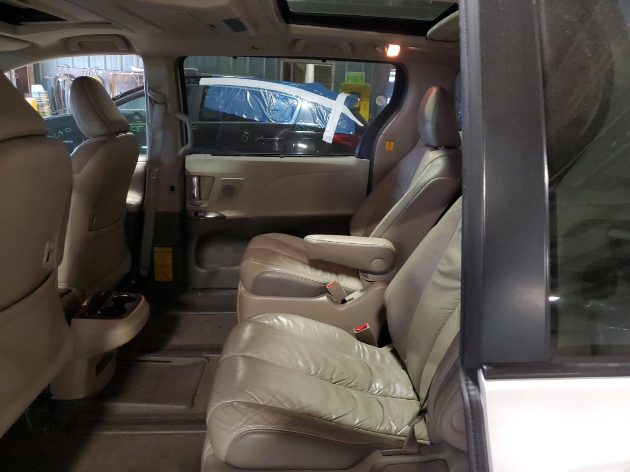 5TDYK3DC6BS113261 2011 Toyota Sienna Xle