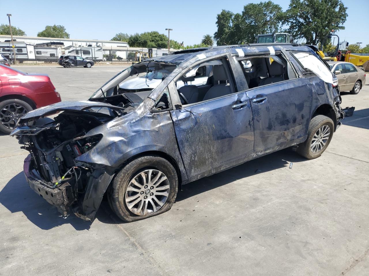 2018 Toyota Sienna Xle للبيع في Sacramento، CA - Rollover