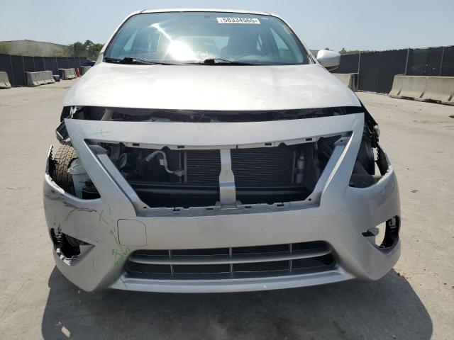  NISSAN VERSA 2018 Srebrny